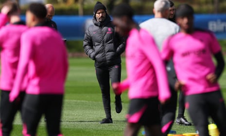 The Chelsea head coach, Enzo Maresca, takes training.