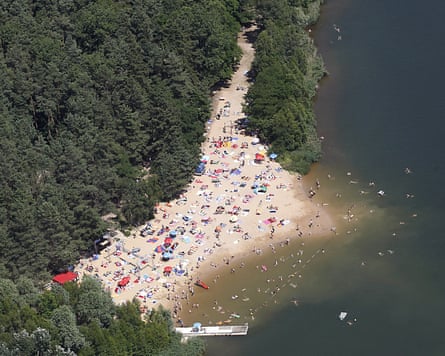 The beach area at the Heidebad pool in Heidesee.