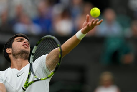 Carlos Alcaraz serves to  Alejandro Davidovich Fokina.