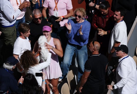 Mirra Andreeva celebrates her victory with her mother Raisa, other family members, and a dog.