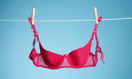Pink Bra di tali jemuran
