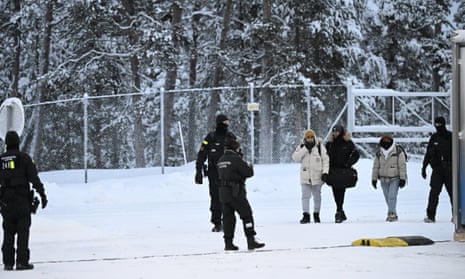 이민자들이 2023년 11월 24일 핀란드 북부 이나리의 라자 주세페 국제 국경 검문소에 도착합니다.