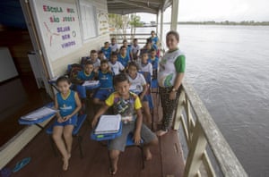 Children at the floating Municipal school São José II