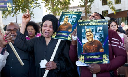 Helen Nkama, la mère de Chris Kaba, qui a été tué par des agents des armes à feu dans le sud de Londres, mène une manifestation devant New Scotland Yard, septembre 2022