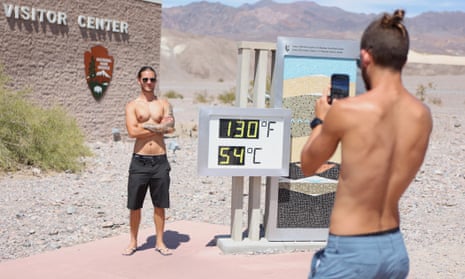 Dos jóvenes de Los Ángeles hacen topless bajo el calor, a pesar de las advertencias sanitarias sobre la exposición al sol en medio del calor extremo en el Valle de la Muerte y más allá.