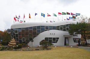 A toilet-shaped house built by sanitation activist Sim Jae-duck in order to celebrate the establishment of the World Toilet Association in 2007. It houses Haewoojae museum, in Suwon, south of Seoul and he named it Haewoojae, which means “a house to relive one’s concerns”, a term used in temples when referring to the toilets
