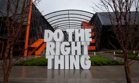 sculpture says ‘do the right thing’