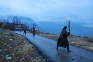 ์ธ๋ ์นด์๋ฏธ๋ฅด. ์ถ์ด ๊ฒจ์ธ๋ ์ค๋ฆฌ๋๊ฐ๋ฅด ์ธ๊ณฝ์์ ์๋
๋ค์ด ํฌ๋ฆฌ์ผ ๊ฒฝ๊ธฐ๋ฅผ ํ๊ณ ์์ต๋๋ค.