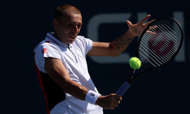Dan Evans kalah dengan pukulan backhand dalam perjalanannya untuk mengalahkan Jerry Vesely