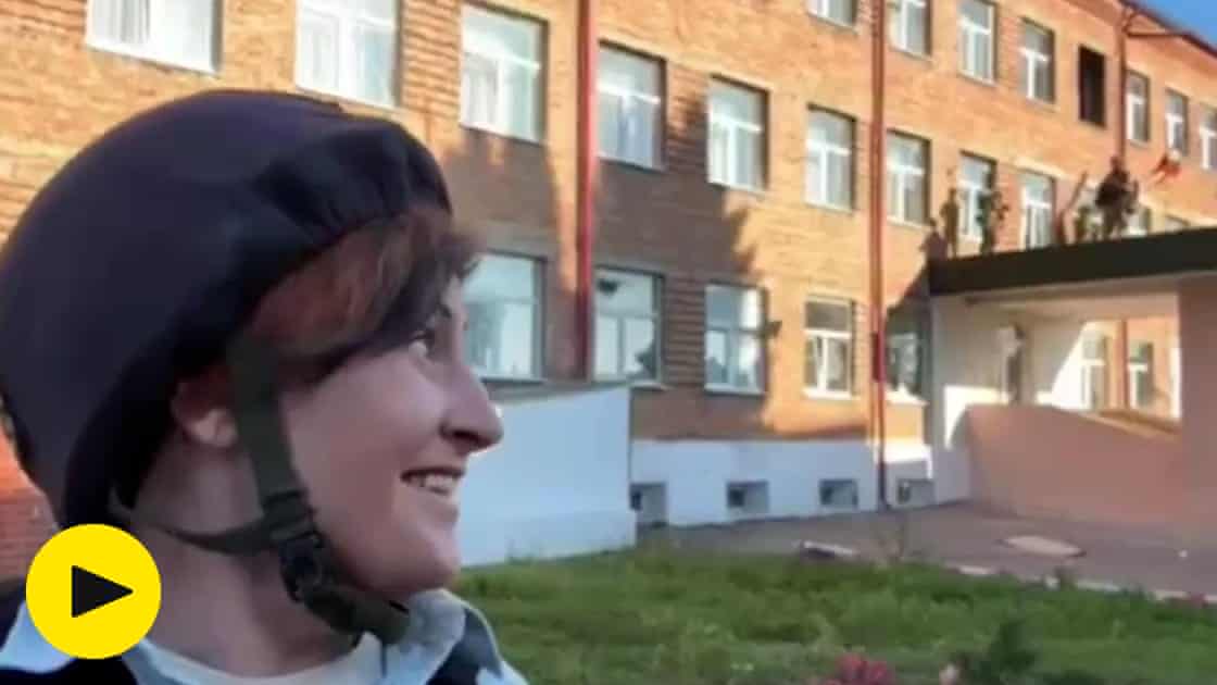 Ukrainian troops pull down Russian flag in Sudzha during TV broadcast – video