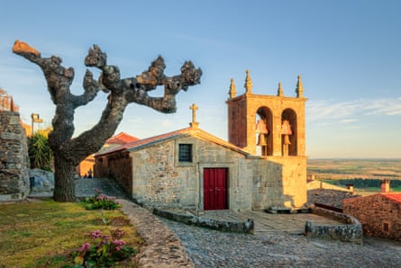 Pemandangan fasad utama Igreja Matriz dari Castelo Rodrigo
