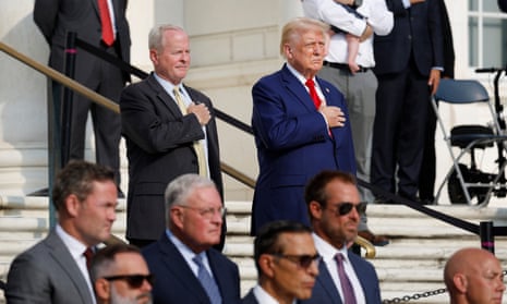 Politics tamfitronics Donald Trump at the Tomb of the Unknown Soldier alongside Arlington National Cemetery Deputy Chief of Staff Bob Quackenbush (L) at the Arlington National Cemetery on 26 August 2024 in Arlington, Virginia.