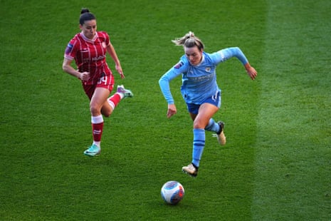 Manchester City's Lauren Hemp (right) and Bristol City's Ffion Morgan battle for the ball