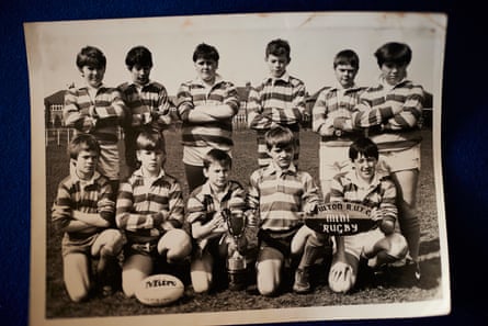 Alex Abbey (première rangée, deuxième à droite) avec son équipe junior de Newton-le-Willows.