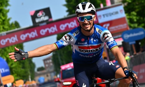 Giro d'Italia 2024: Alaphilippe goes it alone on stage 12 after 'difficult times' | Giro d'Italia | The Guardian