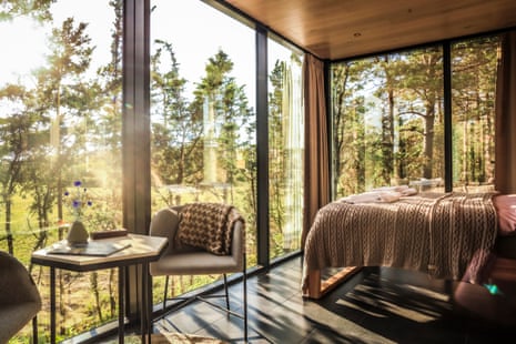 One of ÖÖD Hötels’ mirrored cabins in Estonia.