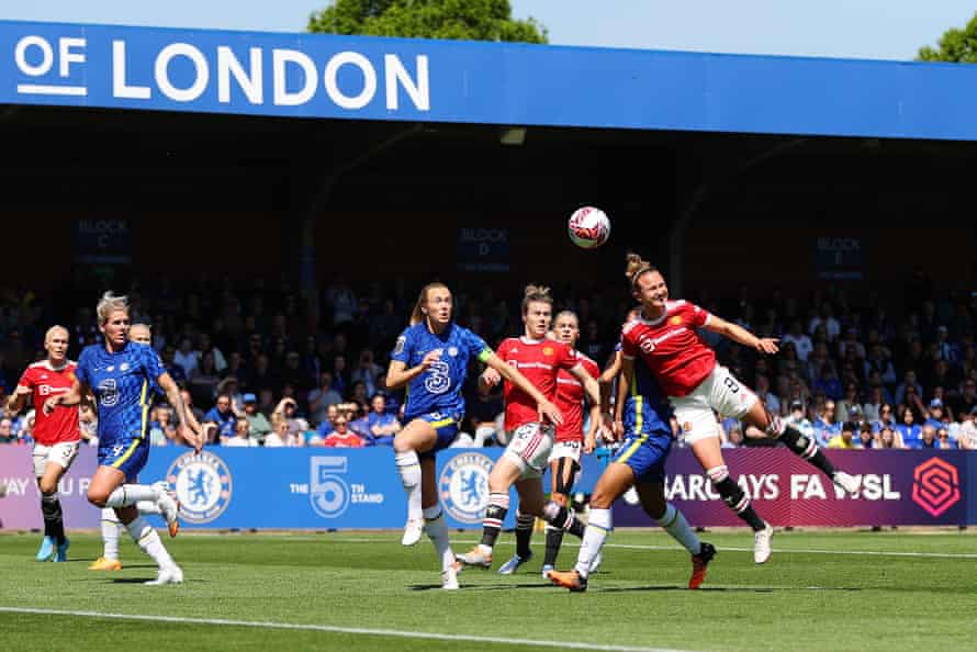 マーサ・トーマスは、マンチェスター・ユナイテッドを当然の場所で最前線に導きます。 チェルシーは不安定だった。