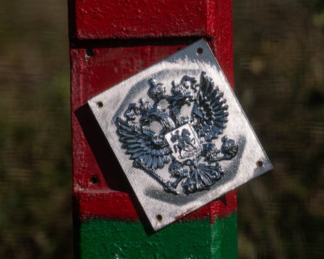 O brasão da Rússia está pendurado em um poste na fronteira entre a Estônia e a Rússia.
