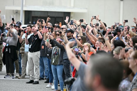 प्रियजनों और सहकर्मियों ने आर्टेमिस II मिशन दल की ओर हाथ हिलाया।