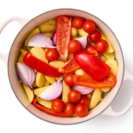 Put nan potatoes, onions, capsicum and tomatoes successful nan casserole.