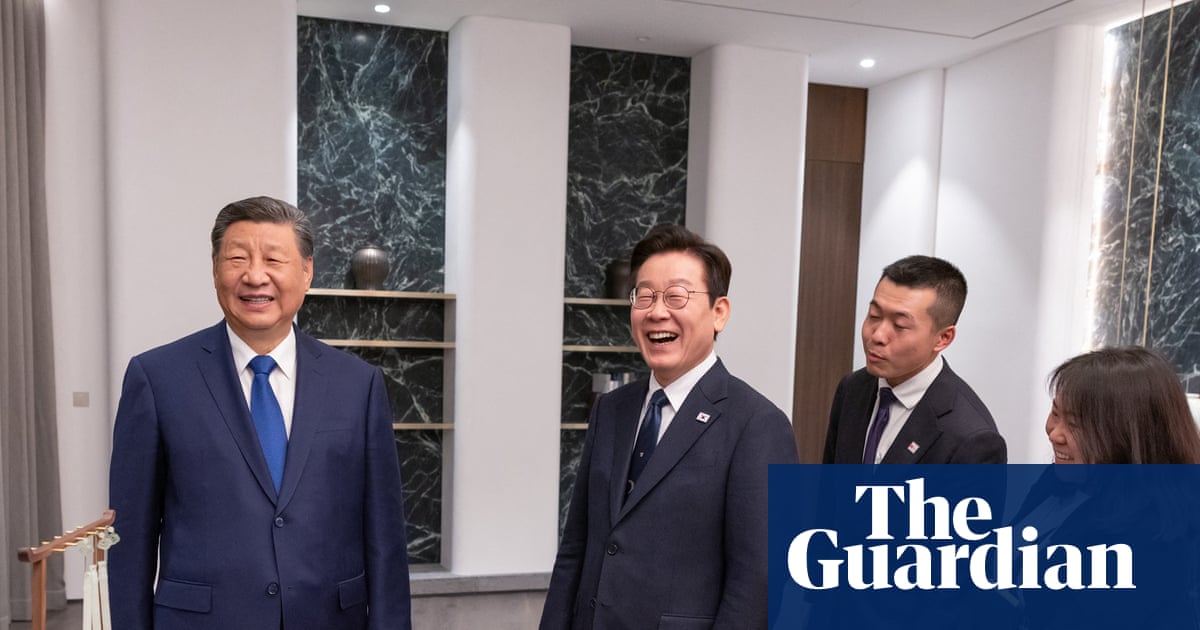 Xi Jinping cracks joke about spying with phones given to South Korean president