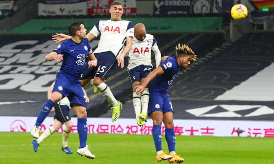 Carlos Vinícius misses a late headed chance against Chelsea.