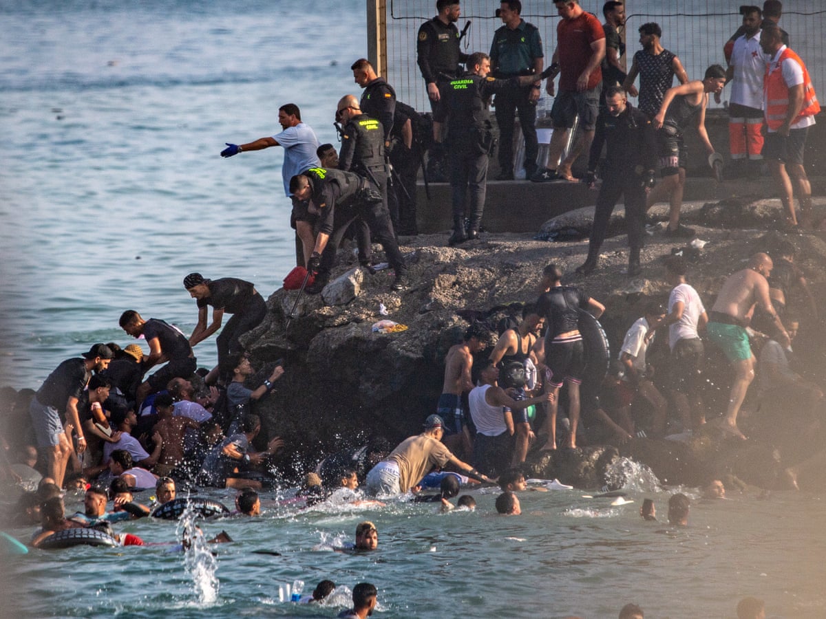 لقي ما لا يقل عن 57 شخصًا حتفهم أثناء عبور عشرات الآلاف من المغرب إلى جيب سبتة الإسباني | إسبانيا | صحيفة الغارديان