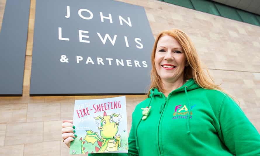 Fay Evans devant une succursale de John Lewis avec son livre Fred the Fire-Sneezing Dragon