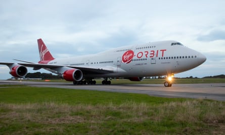 Een vliegtuig genaamd Cosmic Girl arriveert op de luchthaven van Newquay in Cornwall voorafgaand aan zijn aanstaande missie vanuit Cornwall Spaceport.