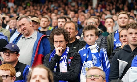 Tujuh tahun setelah kemenangan gelar yang paling luar biasa dari semuanya, penggemar Leicester bersiap untuk degradasi.