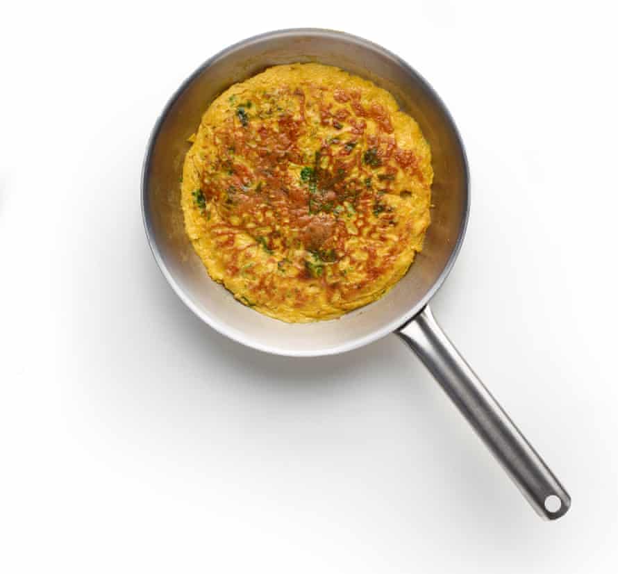 How to make the perfect masala omelette – recipe | Felicity Cloake's How to make the perfect … 7 Felicity Cloake’s perfect masala omelette 9. Flip and fry for a minute on the other side.