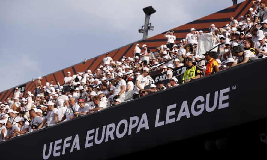 ... and Frankfurt fans inside the Róman Sánchez Pizjuán stadium.