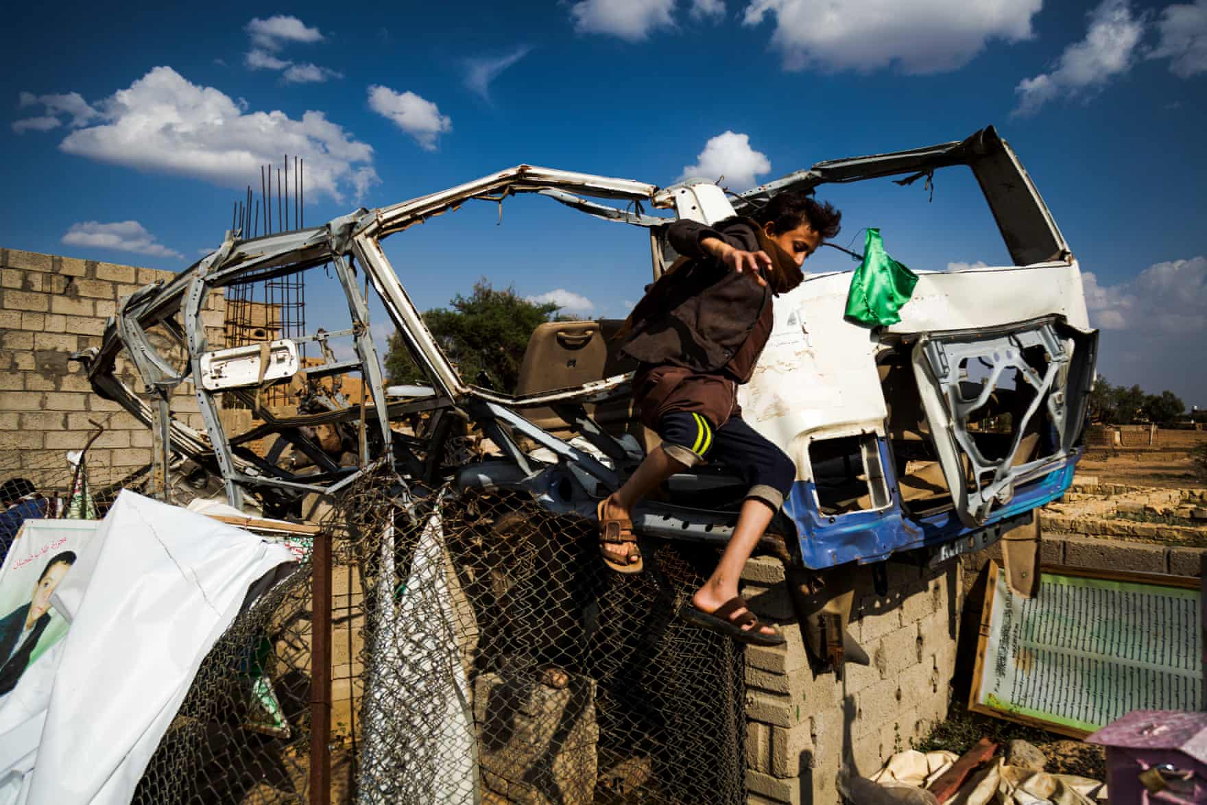 "لم يعد هناك إلا الأشباح": اليمنيون يعيشون في ظلال الموت 28 نون بوست