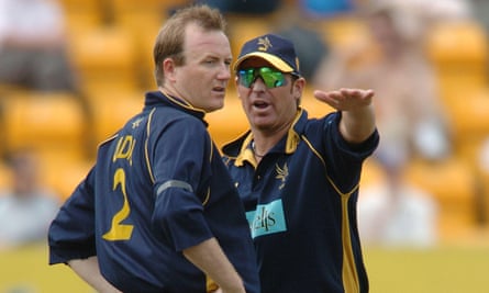Shaun Udal dan Shane Warne mendiskusikan taktik saat bermain di T20 Blast untuk Hampshire Hawks.
