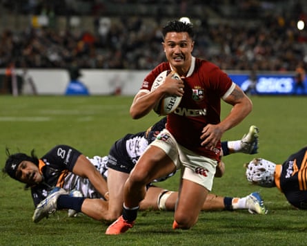 Marcus Smith scores a try