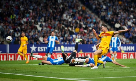 Robert Lewandowski membuat Barcelona unggul 3-0 melawan Espanyol dengan gol keduanya