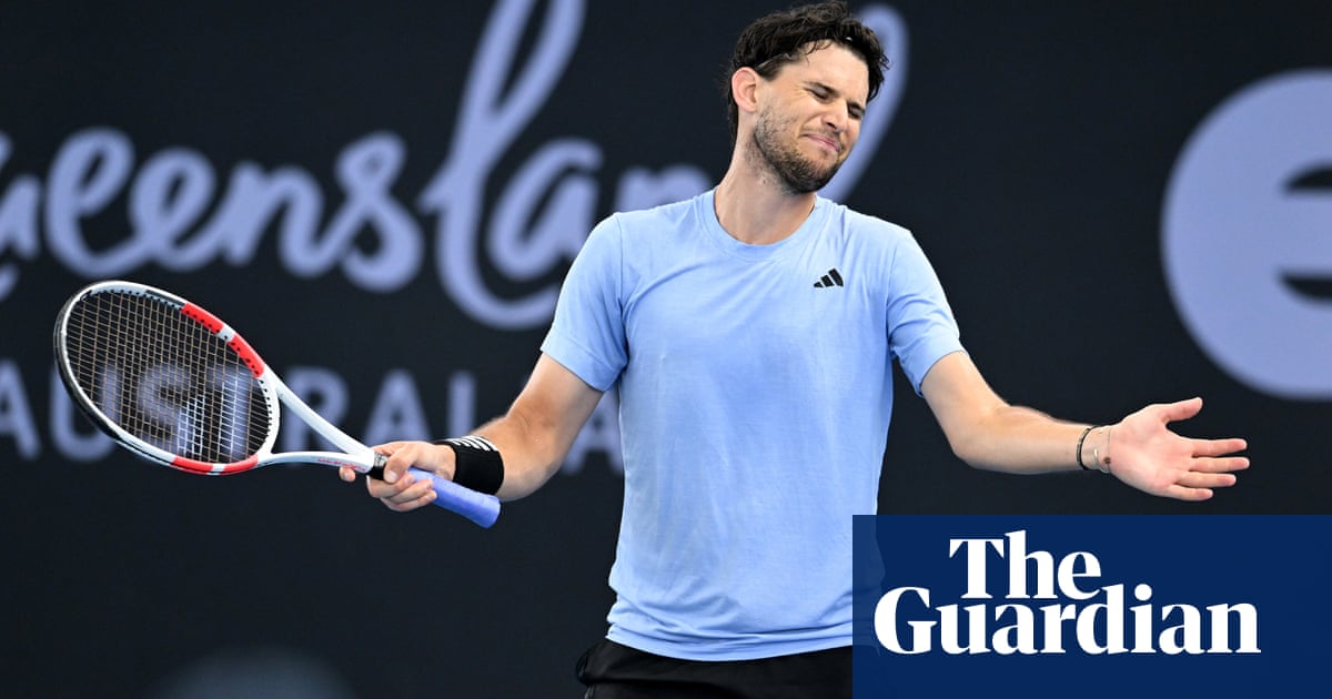 Източна кафява змия се появява на корта налагайки спиране на