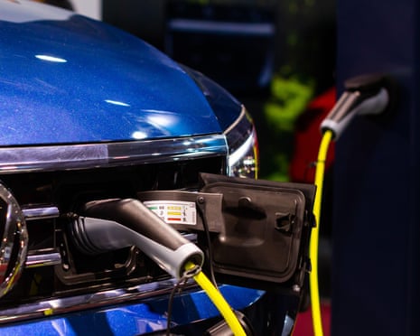 Charging an plug-in hybrid Volkswagen Passat Variant GTE