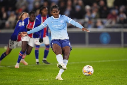 Khadija Shaw converts her penalty to give Manchester City the lead