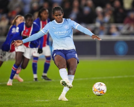 Khadija Shaw scores a late penalty as Man City lead PSG.