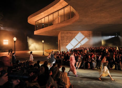 Jonathan Anderson presentando la colección Dior en la pasarela de Los Ángeles