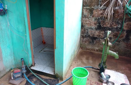 Toilet with a leach pit next to a hand pump, Puri
