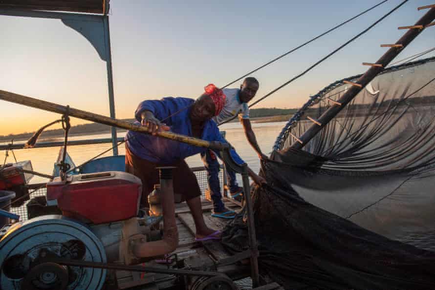 Esnath Munkuli and Talent Siyakanyowa working on the rig on the Zambezi River