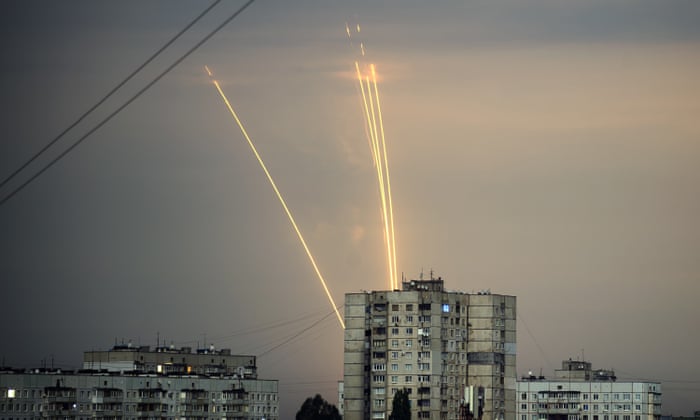 El lanzamiento de cohetes rusos contra Ucrania desde la región rusa de Belgorod se ve al amanecer en Kharkiv, Ucrania, el lunes 15 de agosto (AP Photo/Vadim Belikov)