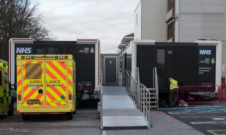 Une nouvelle unité de transfert d'ambulance du NHS à l'hôpital universitaire de Southend.