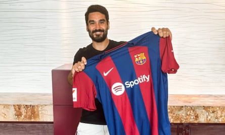 Ilkay Gündogan signs for Barcelona.