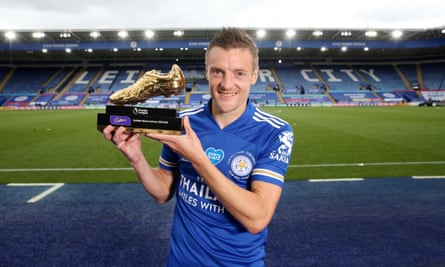 Jamie Vardy holding the Golden Boot in the new Leicester kit