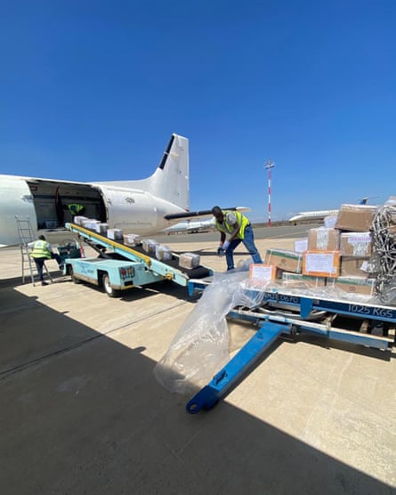 Cargo going on to an aeroplane