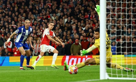 Leandro Trossard beats Porto goalkeeper Diogo Costa with his shot to give Arsenal a 1-0 lead on the night