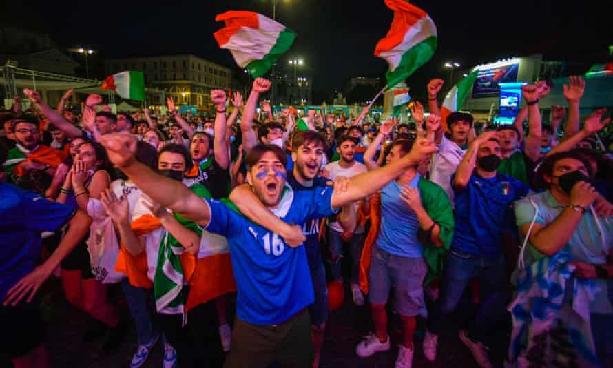 Tifosi italiani nella fan zone di Piazza del Popolo a Roma